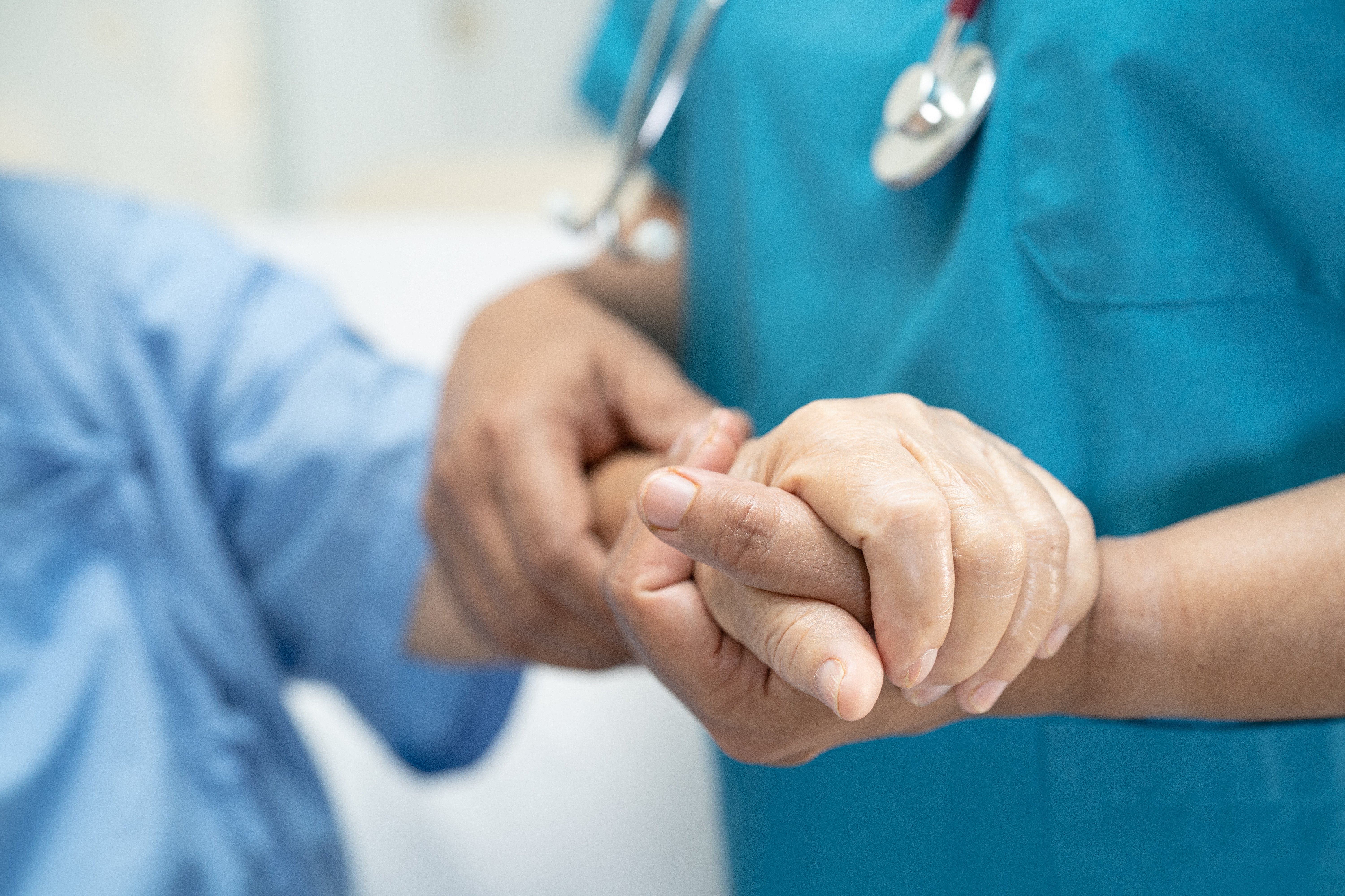 Mains soignant patient